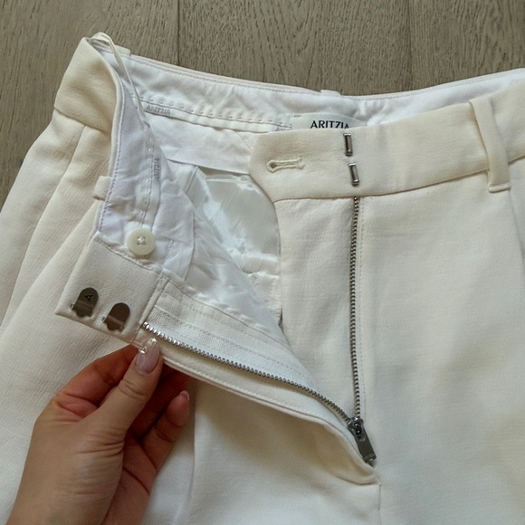 EUC aritzia effortless pant crepette CURVE FIT size 4 light birch - Picture 3 of 15